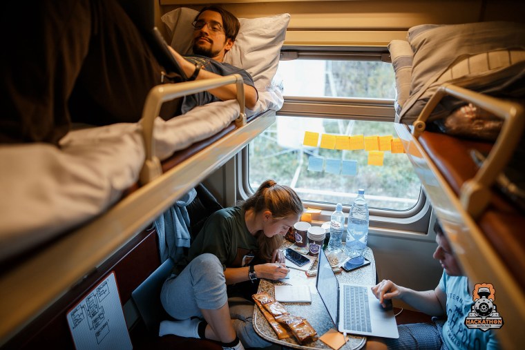 Пассажиры в поезде