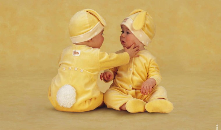 Дети двойняшки мальчик и девочка