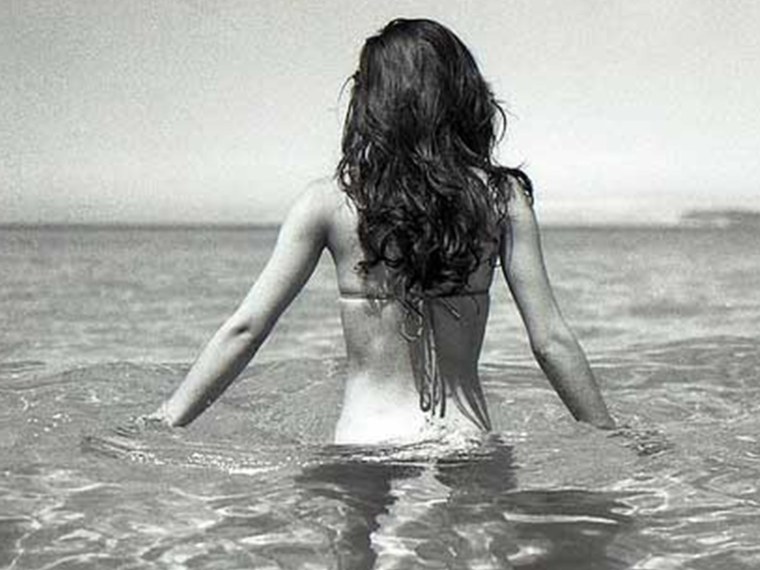 Девушка в воде сзади
