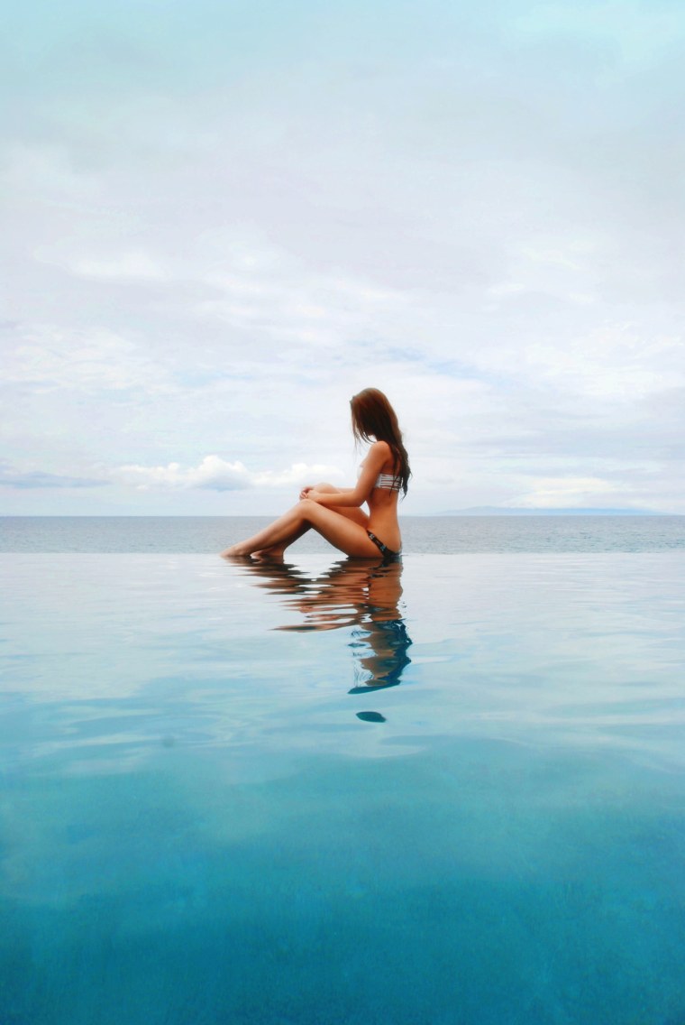 Девушка в воде со спины