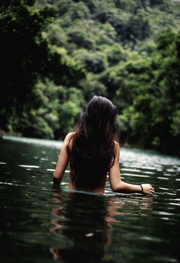 Девушка в воде со спины
