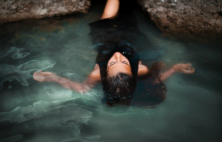 Брюнетка под водой