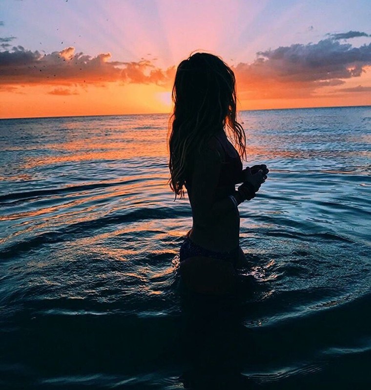 Брюнетка со спины