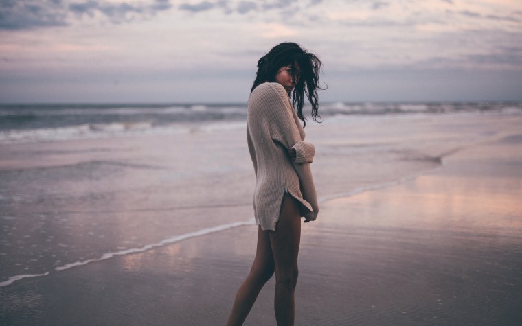 Брюнетка на берегу моря