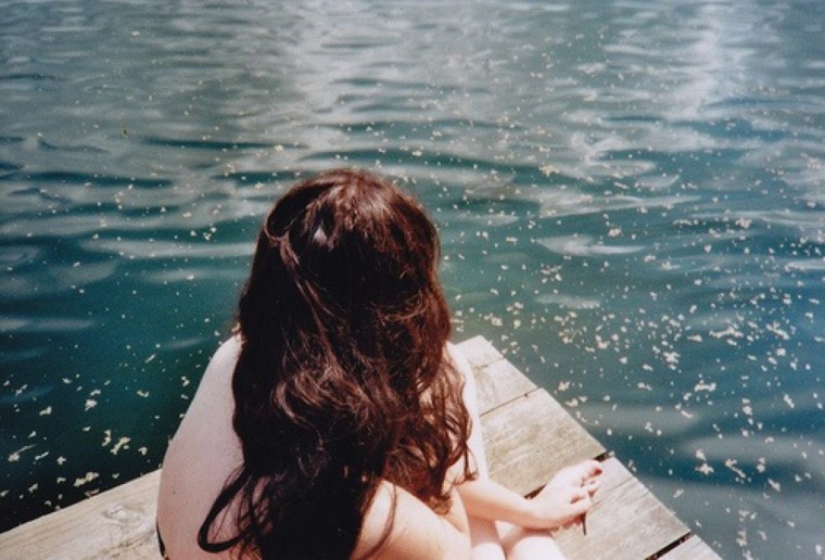 Девушка в воде со спины