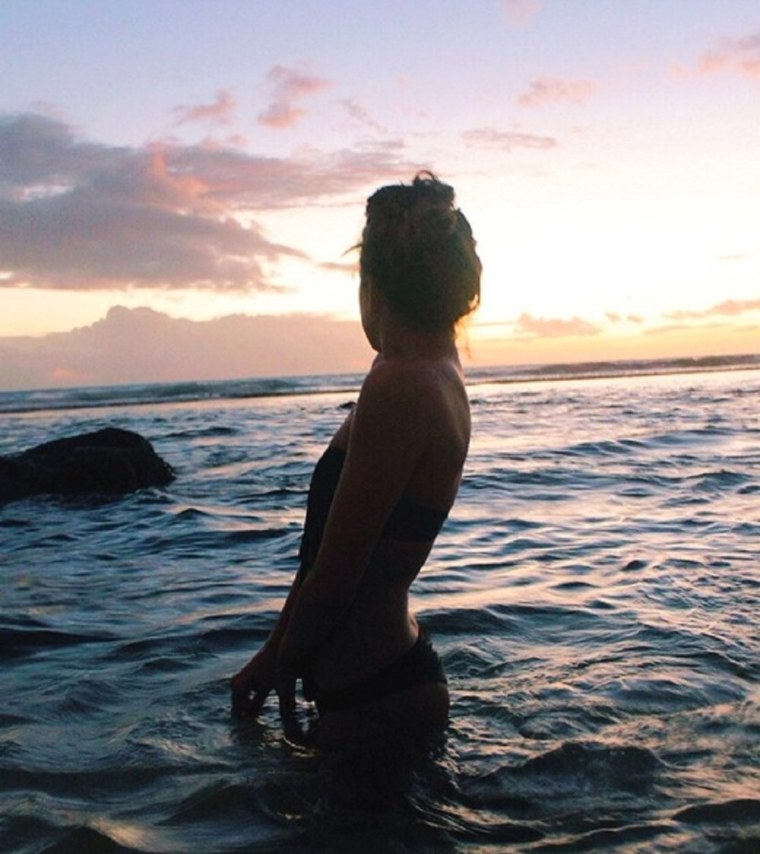 Девушка на море со спины