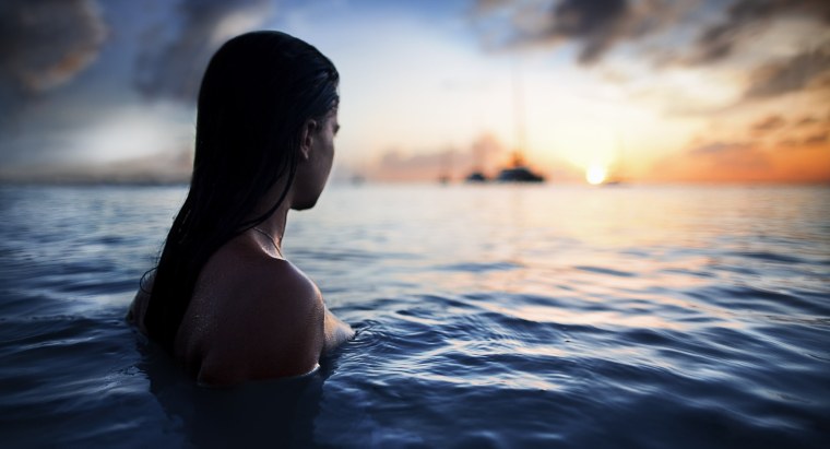 Девушка выходит из воды