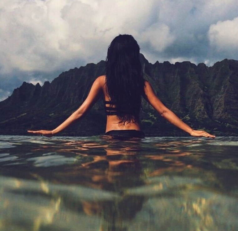 Девушка в воде со спины