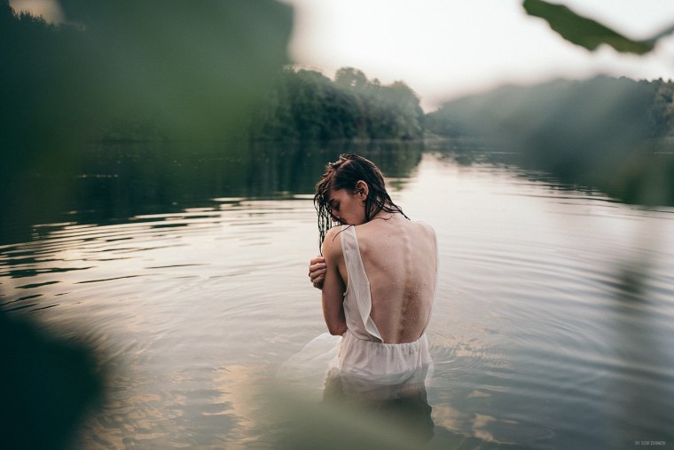 Девушка в воде со спины