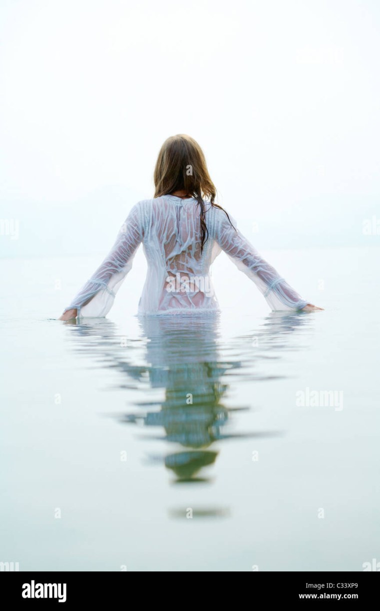 Девушка в воде сзади