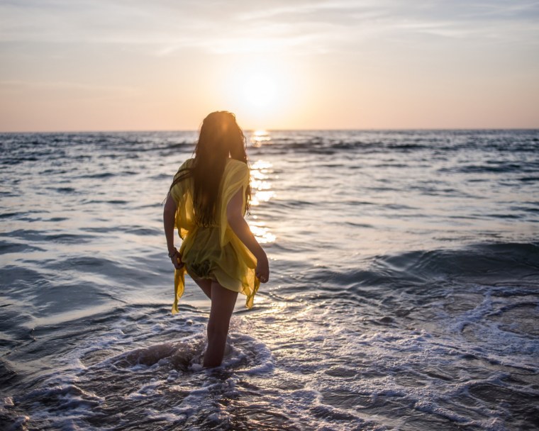 Девушка в воде со спины