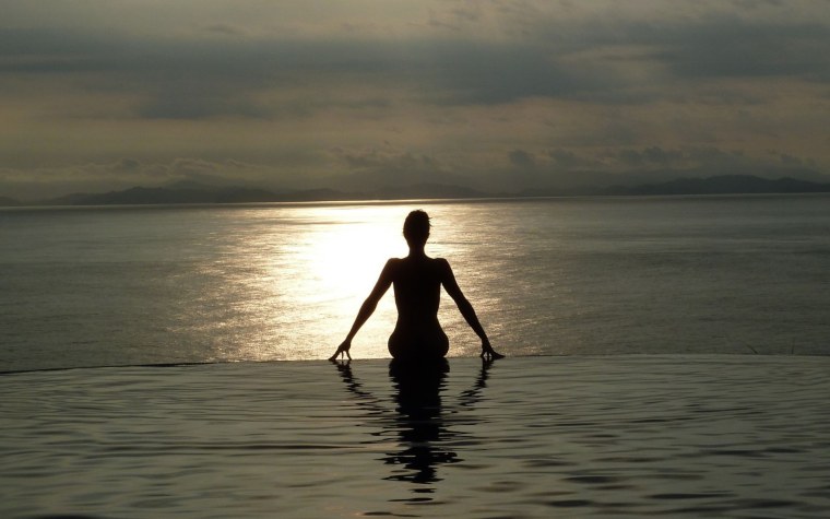 Девушка на фоне моря спиной