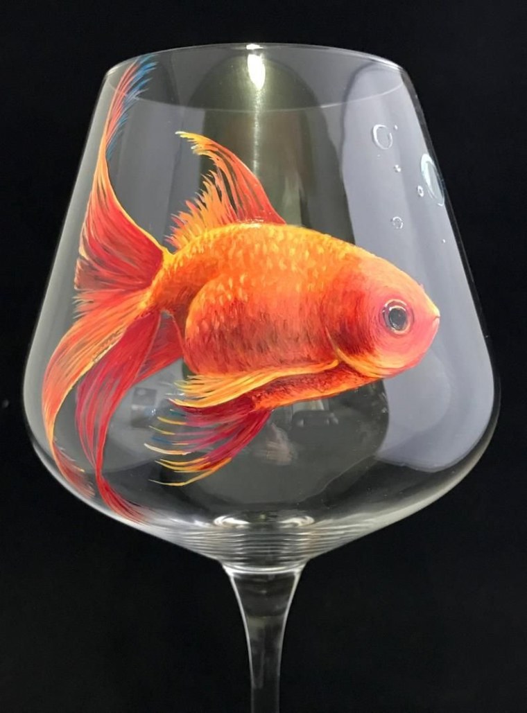 Золотая рыбка в бокале аквариуме