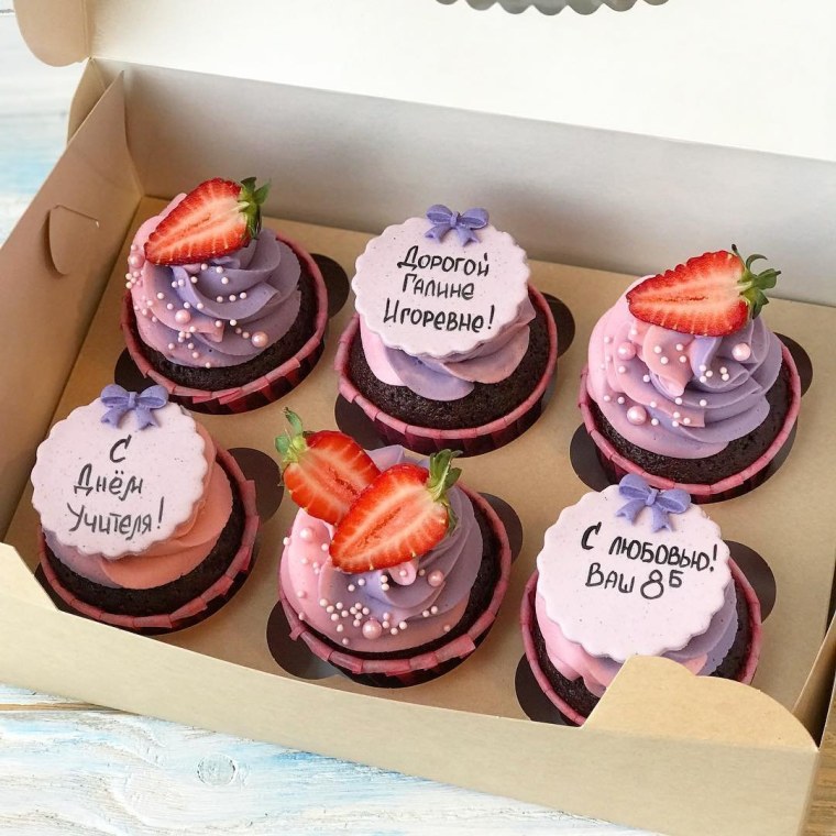 Надпись с днём рождения на бумаге