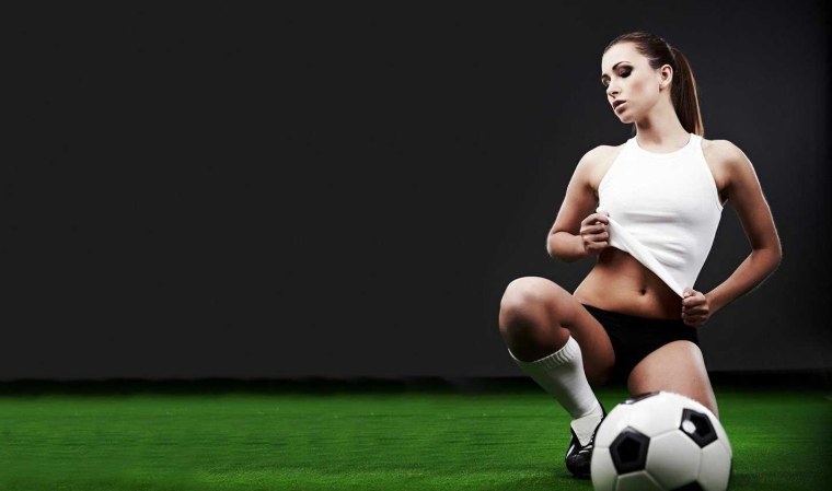 Девушка с футбольным мячом