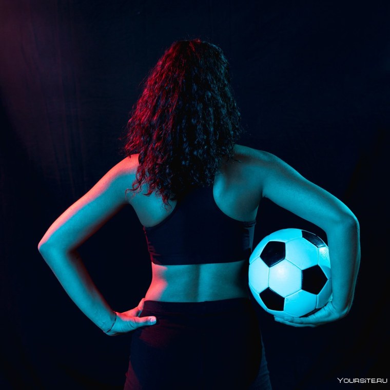 Девушка с мячом