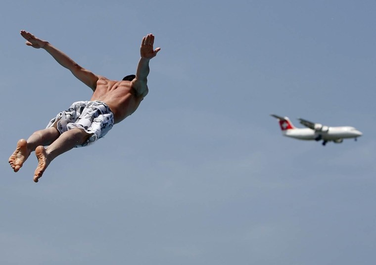 Человек взлетает