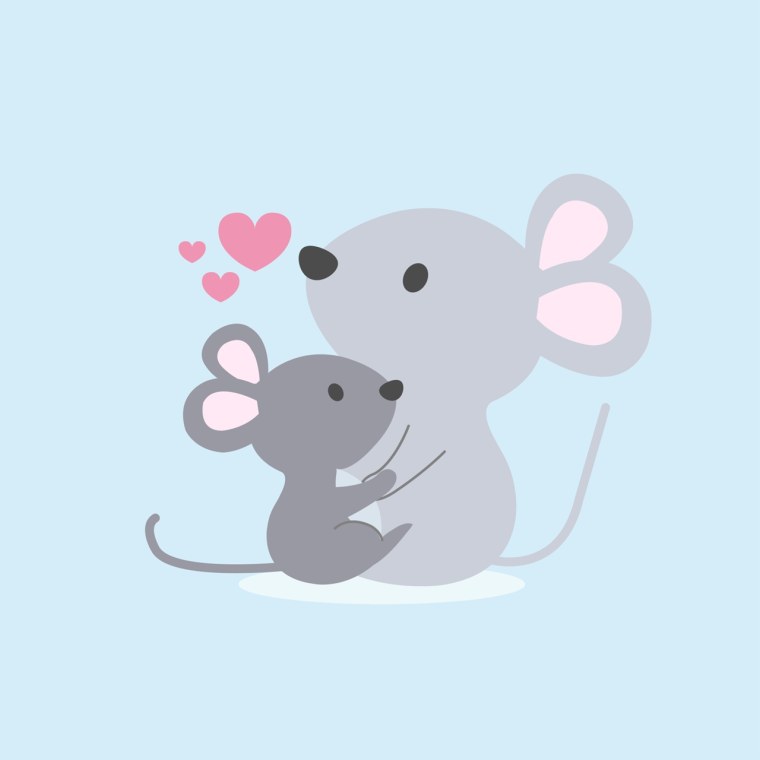 Мышонок обнимает маму