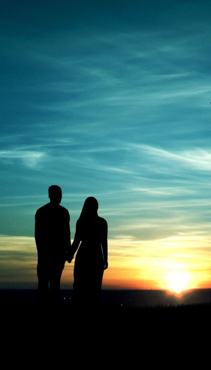 Пара на фоне заката