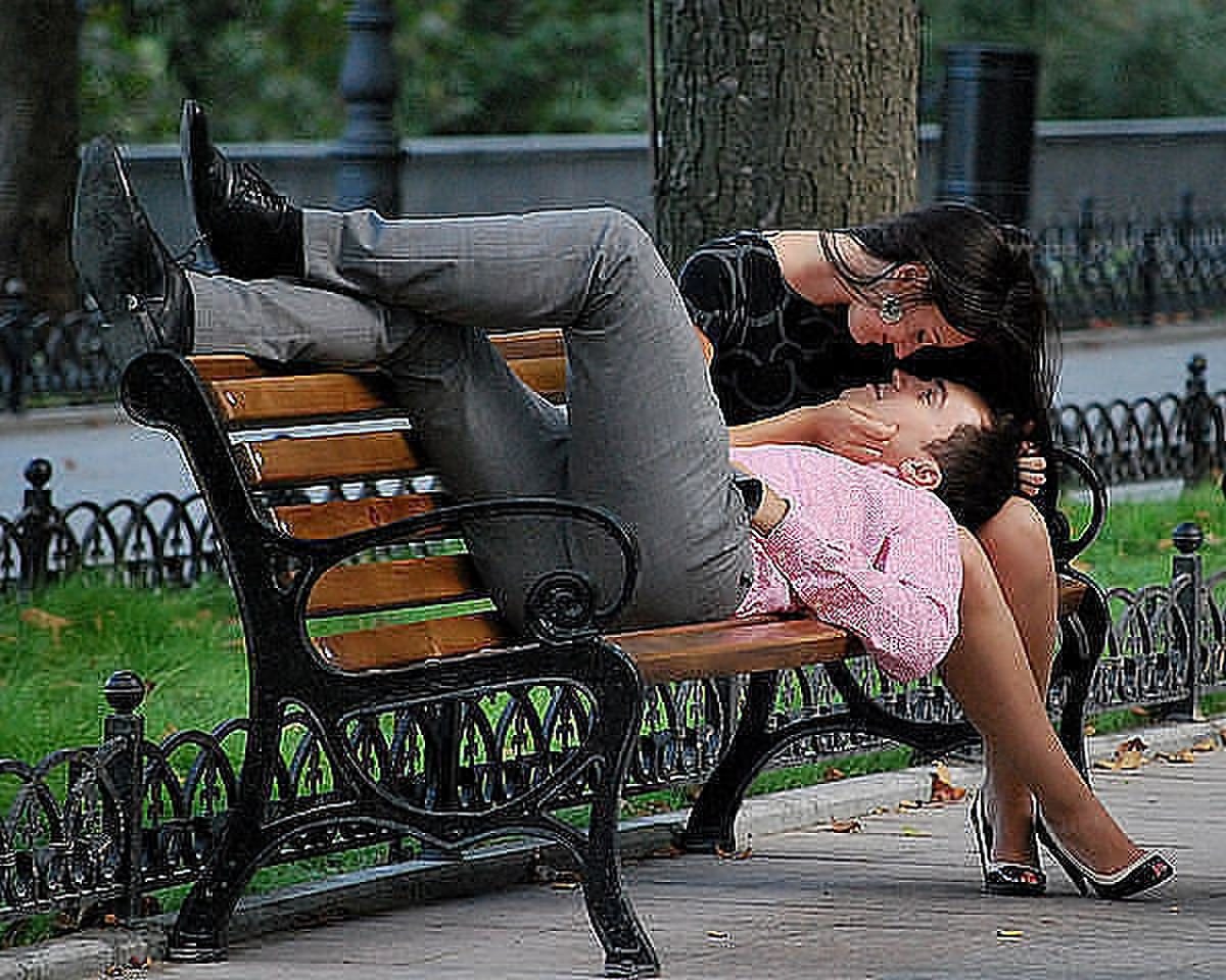 Целоваться сидя на парне. Поцелуй на скамейке. Пара на скамейке. Фотосессия на лавочке. Парень лежит на лавочке.