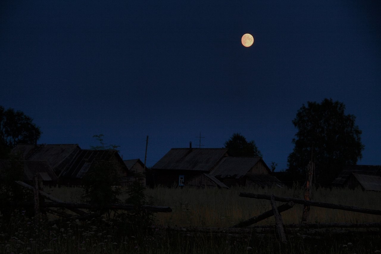 Ночь в деревне фото. Ночь в деревне. Лунная ночь в деревне. Село ночью. Ночная деревня.