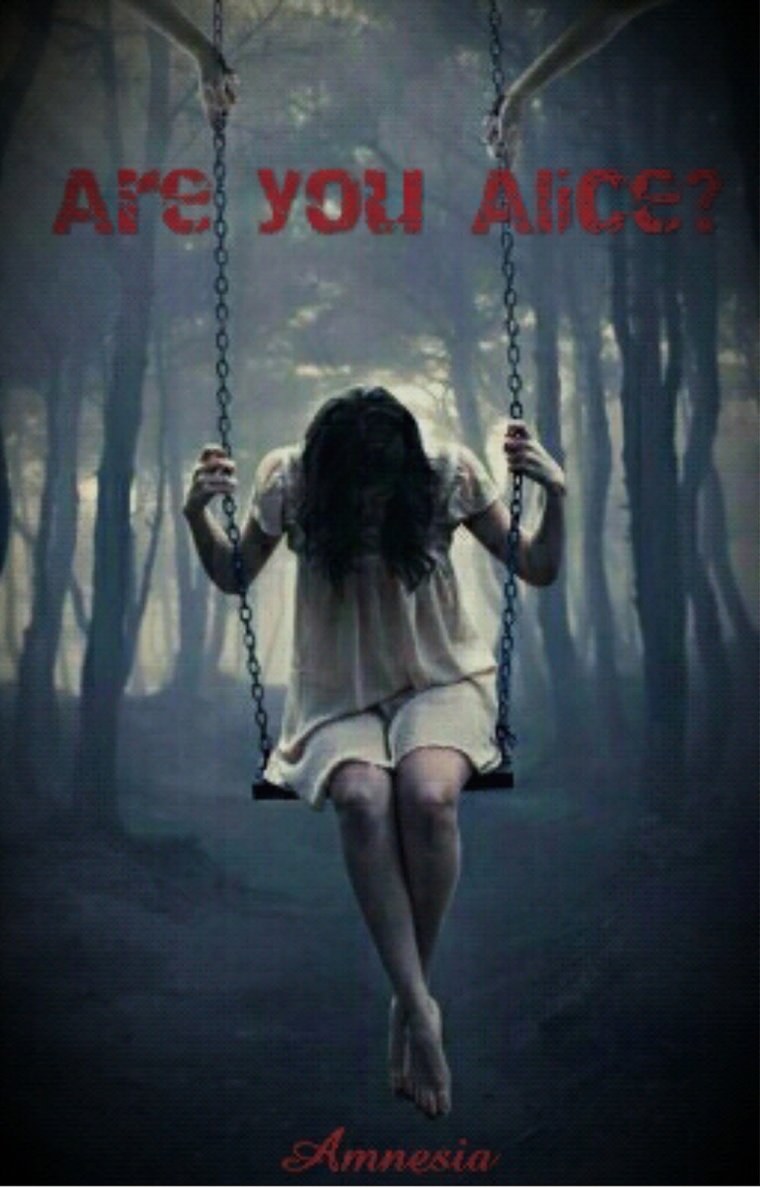 Девушка на качелях в лесу