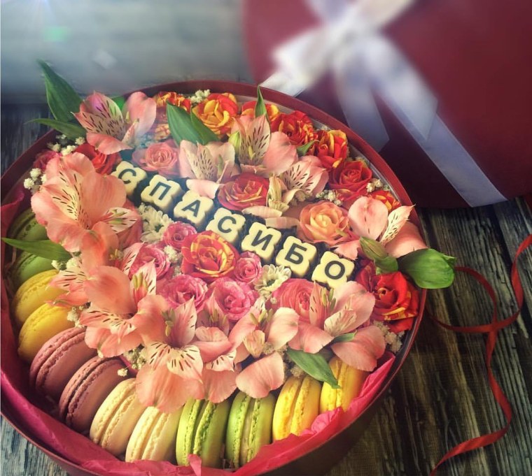 Торт с шоколадными буквами