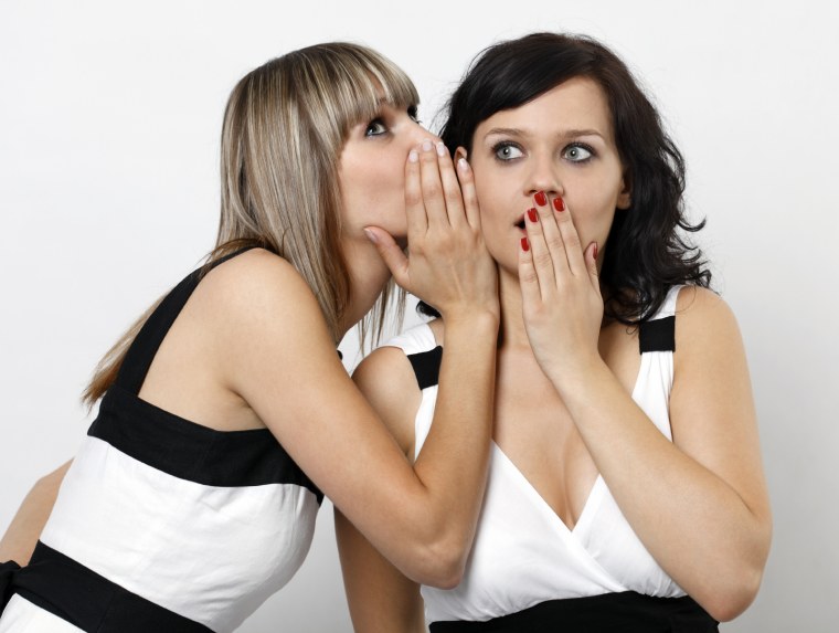 Две девушки сплетничают