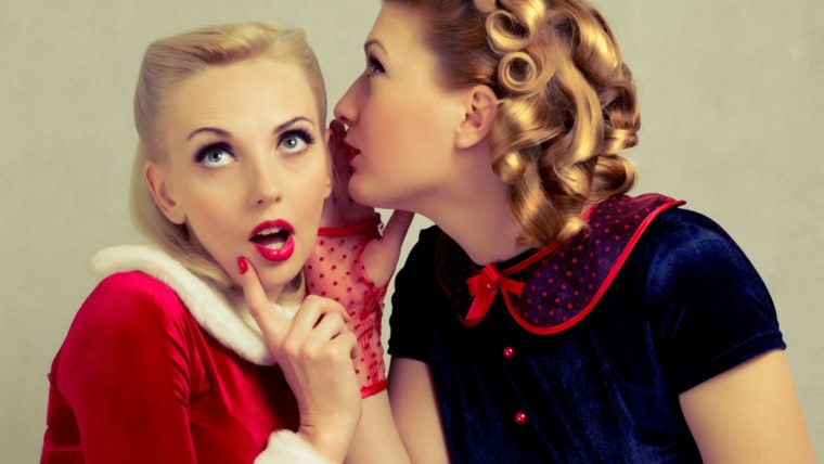 Шепчутся женщины две женщины