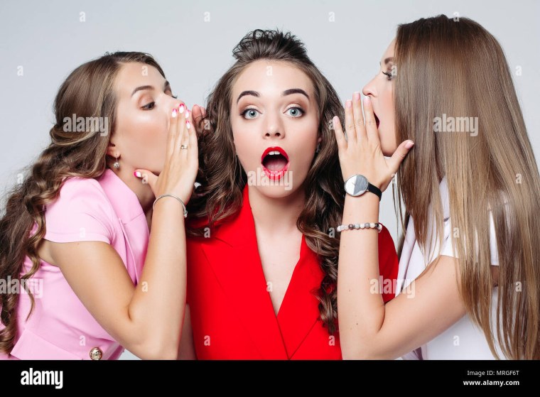 Красивые девушки шепчутся
