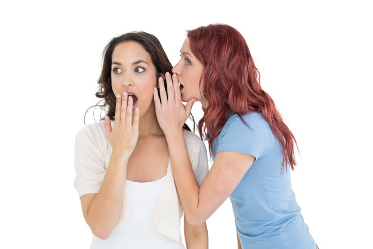 Две женщины сплетничают