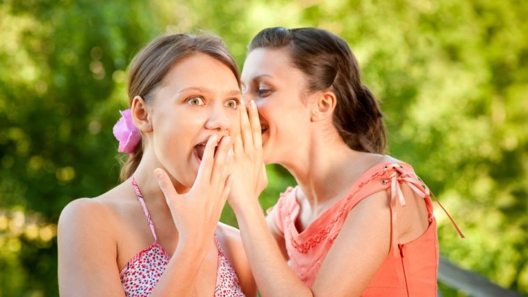 Две девушки сплетничают