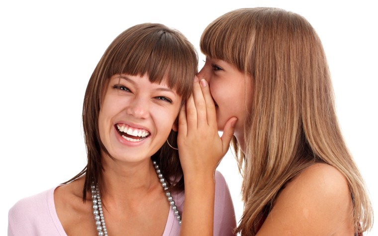 Рассказывает на ухо