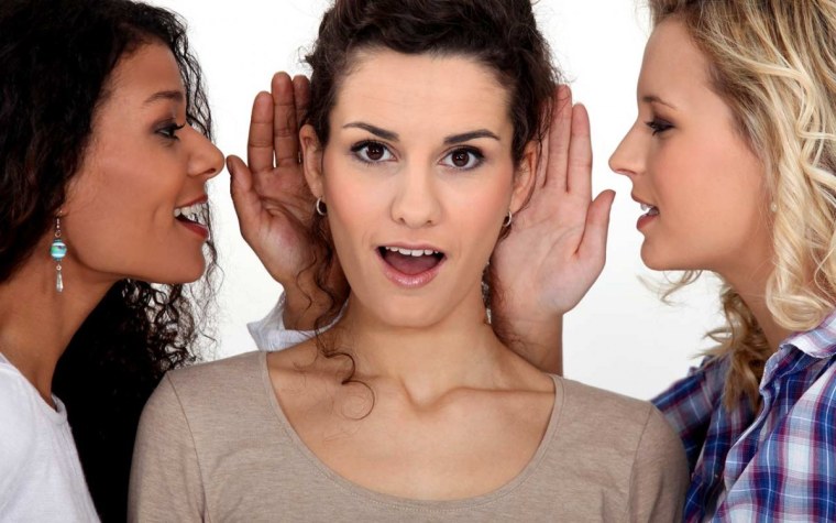 Девушка шепчет