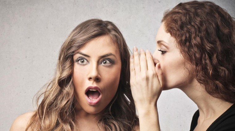 Девушка шепчет