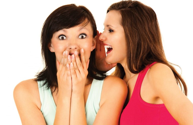 Девушка шепчет на ухо