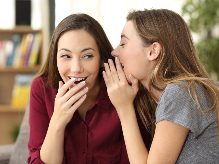 Две девушки шепчутся