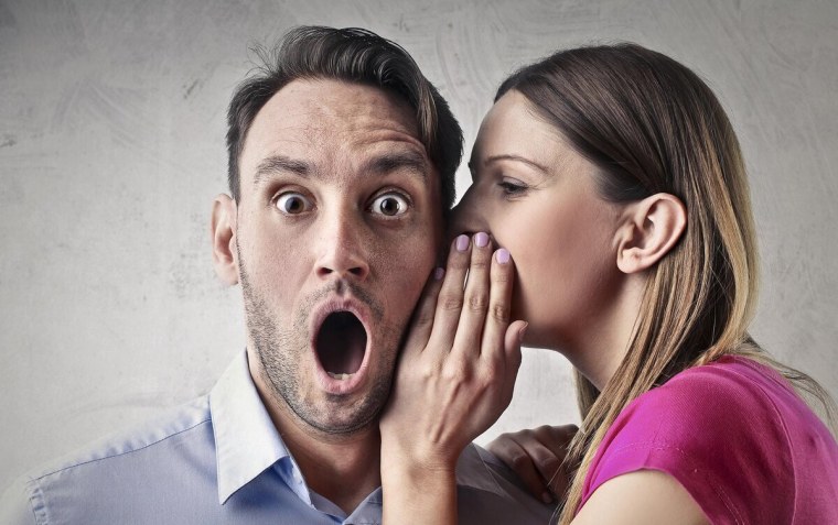 Девушка шепчет на ухо