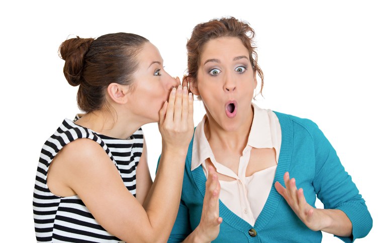 Шепчет на ухо