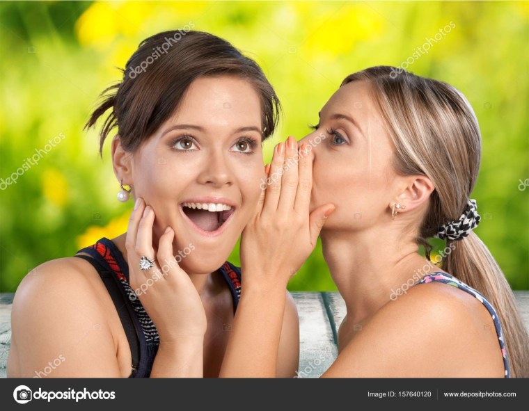 Девушка шепчет секрет