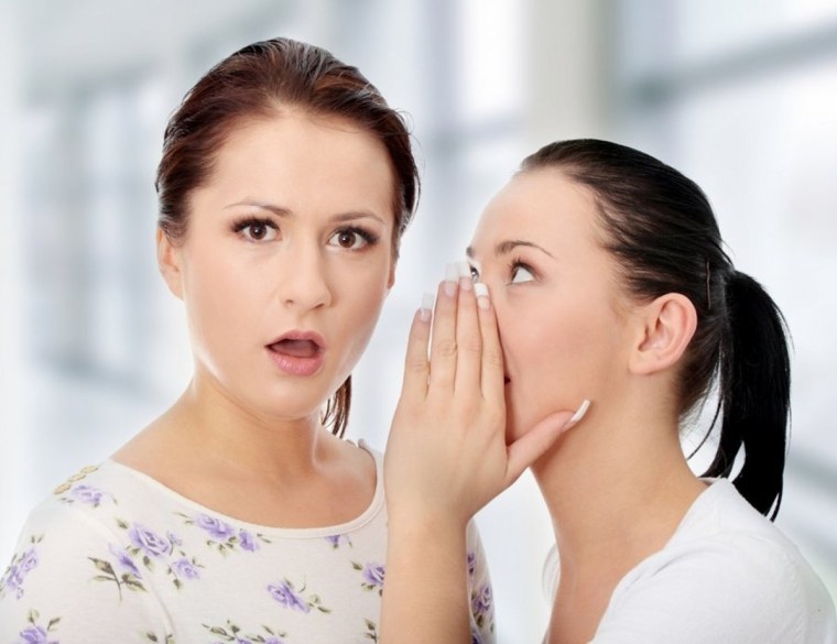 Девушка шепчет