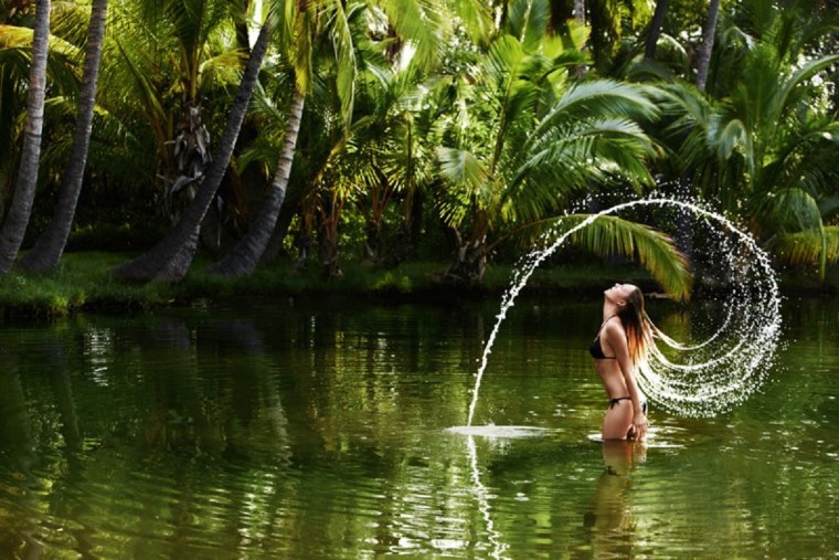 Девушка в тропическом лесу