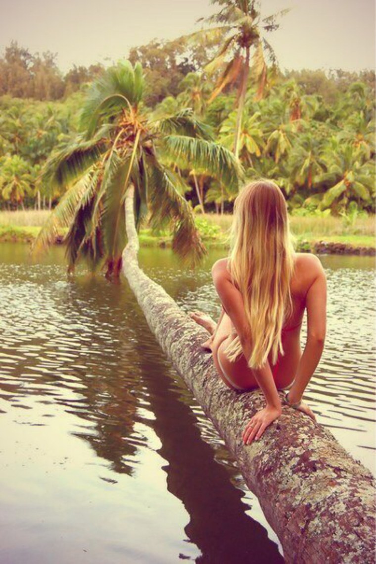 Девушка на острове