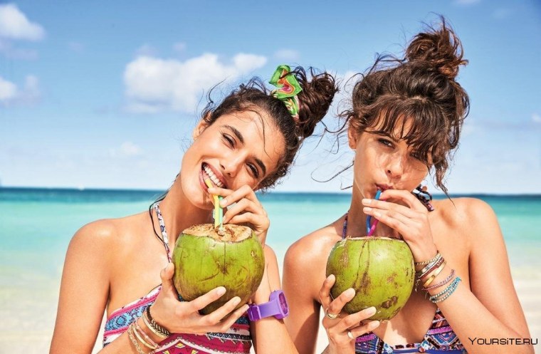 Девушка в купальнике с коктейлем