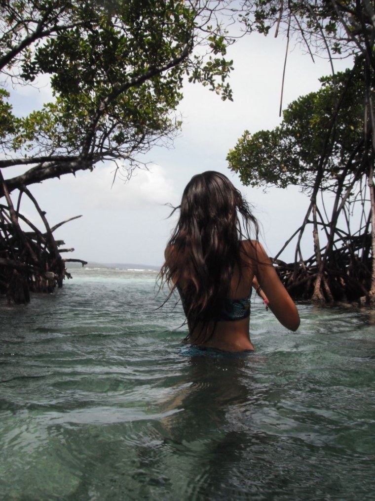 Красивая девушка на острове