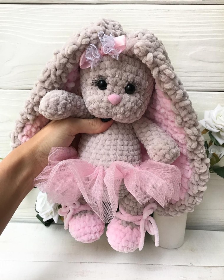 Розовый Зайка из плюшевой пряжи