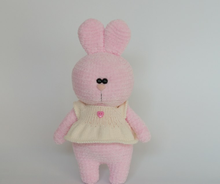 Вязаный плюшевый заяц