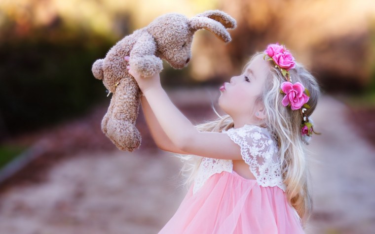 Девочка с мишкой в руках