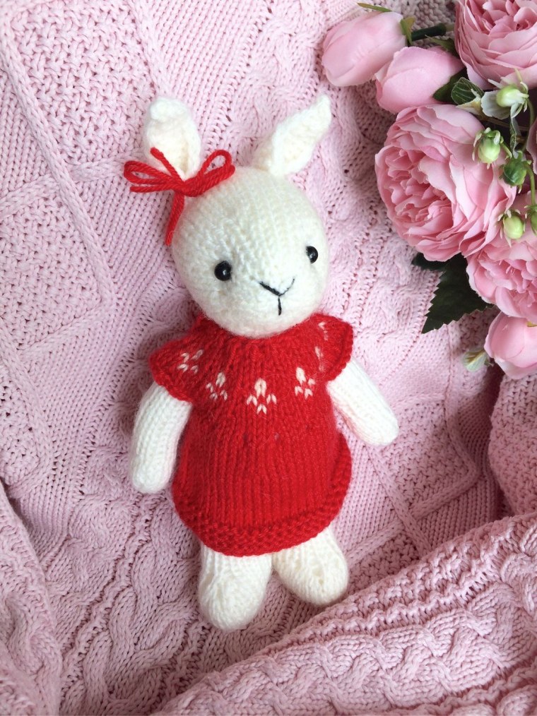 Вязаный розовый заяц в платье