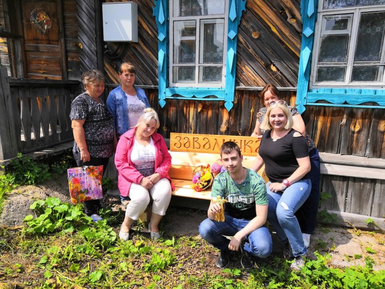 На завалинке